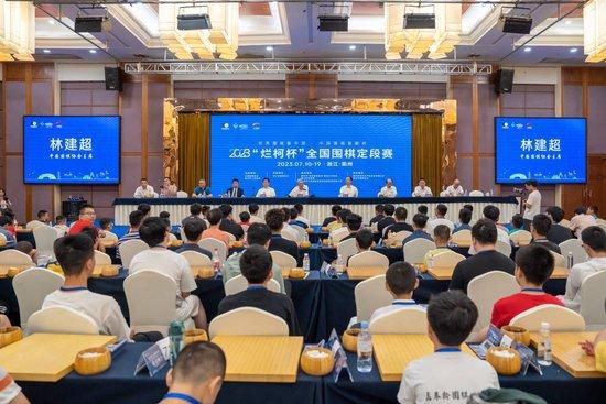 既然辰儿这么说了，诸位也不妨在燕京稍等片刻，待叶家祭祖大典之后，与辰儿一起共饮几杯。